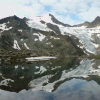 Spiegelungen an einem Bergsee im Schafgrübl-Tal