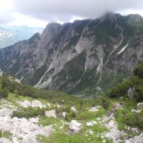 Abstieg zum Rif. Flaiban-Pacherini: das letzte Schneefeld und die wunderbar gelegene Hütte